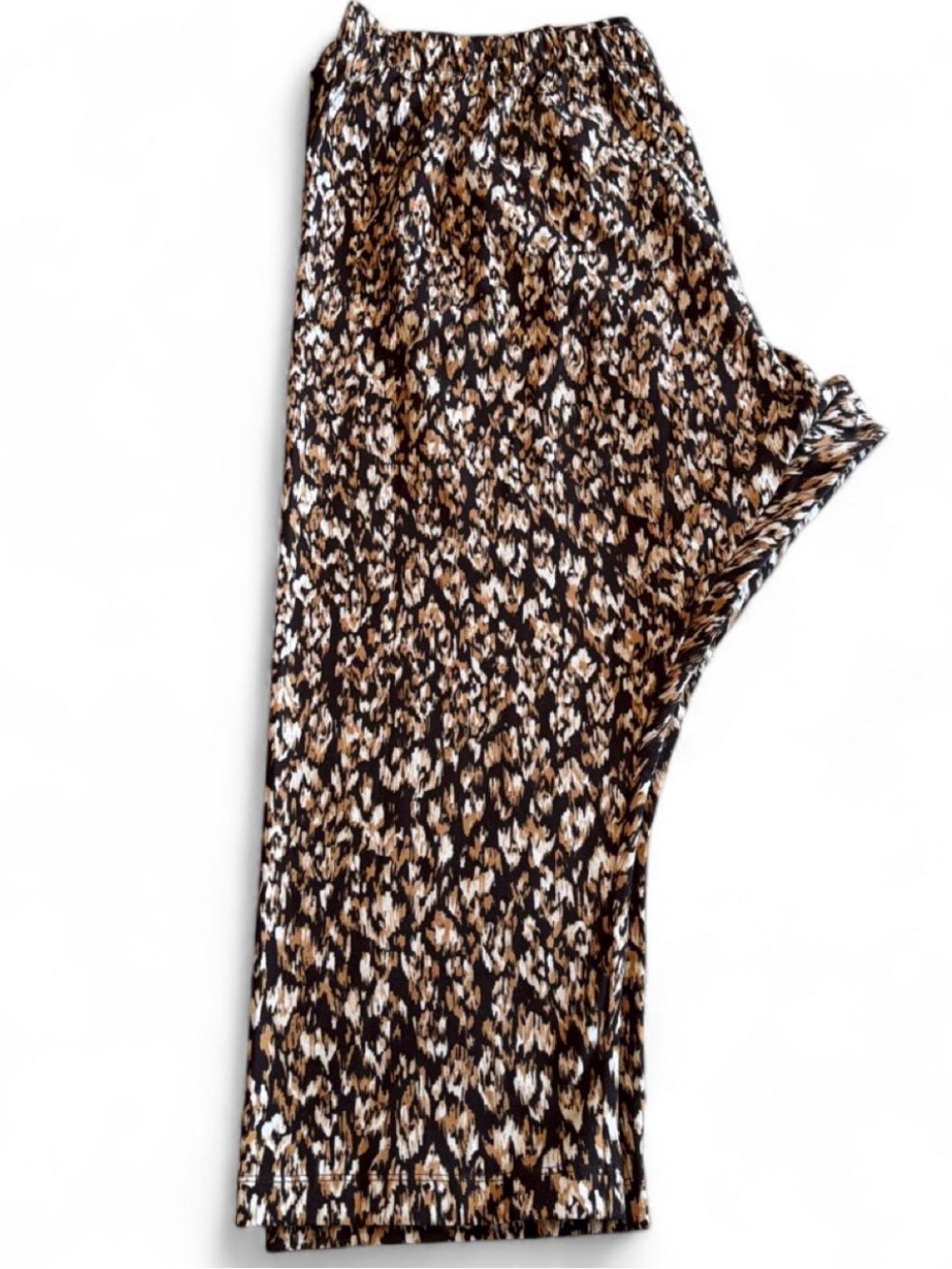 Women’s plus size Capri leopard print pull-on  pants by Roman . Size 3X.